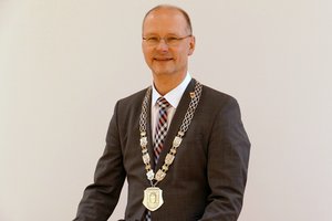 Bürgermeister Schulte mit Amtskette
