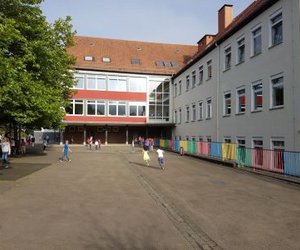 Oberer Schulhof mit Eingang