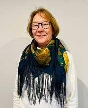 Sylvia Voit, stehend, leicht diagonal, nur Oberkörper, sie lächelt freundlich.