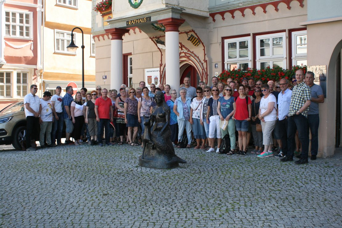 Die Plettenberger Delegation vor dem Rathaus in Schleusingen