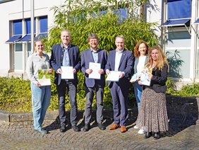 Unterzeichnung Kooperation GPN und Ärztenetz MK Süd. Gruppenbild im Freien.