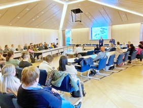 Eindrücke der Veranstaltung für Eltern von vierjährigen Kindern im Ratssaal.