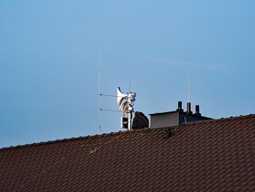 Eine neue Sirene auf dem Dach der Eschenschule in Plettenberg.
