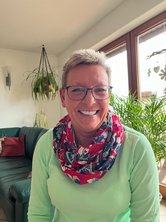 Persönliches Bild von Karin Florath, lächend und freundlich.