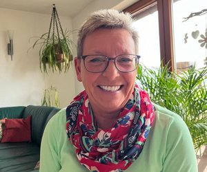 Persönliches Bild von Karin Florath, lächend und freundlich.