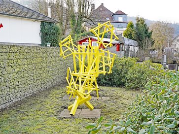 Das frisch restaurierte Kunstwerk DIASPORA steht auf dem jüdischen Friedhof Plettenberg wieder auf seinem Platz.