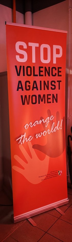 Aktion zu den Orange Days 2024, zur Beseitigung von Gewalt gegen Frauen.