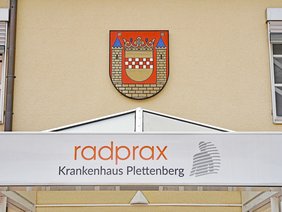 Plettenberger Wappen über dem Eingangsbereich des radprax Krankenhauses Plettenberg
