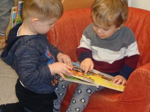Kinder schauen sich gemeinsam ein Buch an