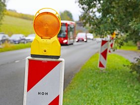 Bild von Wanrbaken entlang der L561, Fahrzeuge passieren.