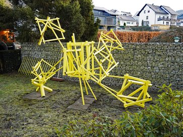 Das frisch restaurierte Kunstwerk DIASPORA ist gerade auf dem jüdischen Friedhof Plettenberg abgelassen worden.
