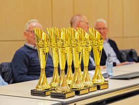 Die Pokale zur Sportlerehrung 2023 stehen im Ratssaal bereit.