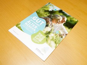 Ein Bild des Wegweisers "Gut informiert älter werden" auf einem Tisch liegend.