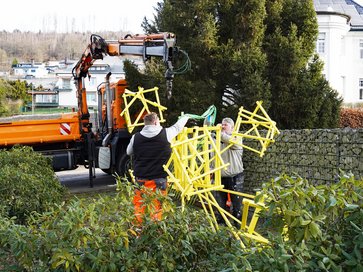 Das frisch restaurierte Kunstwerk DIASPORA wird auf dem jüdischen Friedhof Plettenberg vom Kran gelöst.