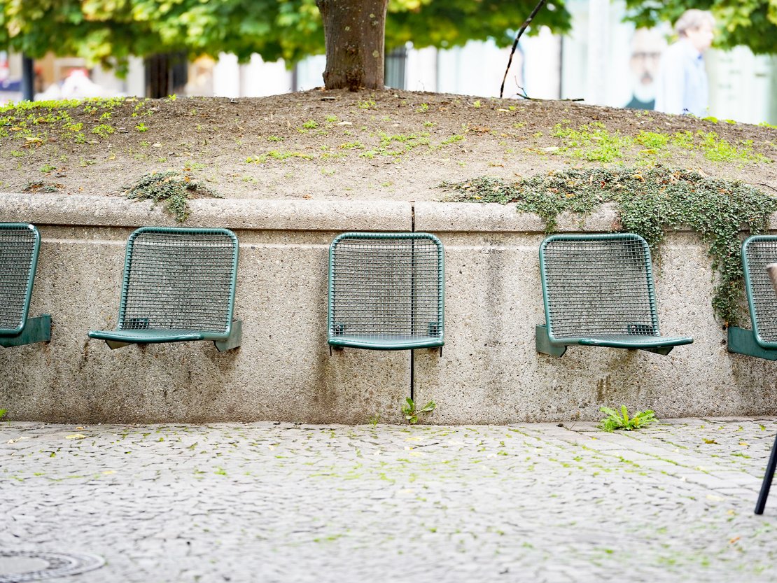 Metallsitze an einem Betonrondell auf dem Maiplatz in Plettenberg.