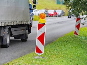 Bild von Wanrbaken entlang der L561, Fahrzeuge passieren.