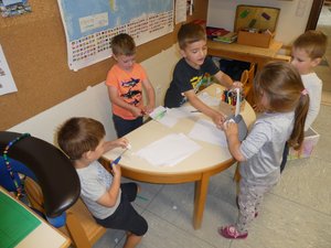 Kinder haben sich einen Verkaufsstand gebaut