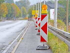Bild von Wanrbaken entlang der L561, Fahrzeuge passieren.