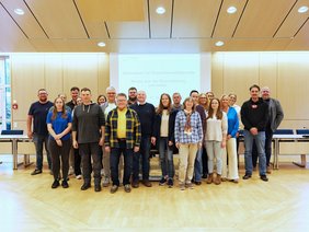 Gruppenbild des Architektenjahresgesprächs 2025 im Ratssaal des Rathauses in Plettenberg.