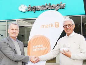 Dr. Uwe Allmann und Bürgermeister Ralf Beßler vor dem AquaMagis.