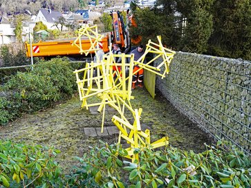 Das frisch restaurierte Kunstwerk DIASPORA steht auf dem jüdischen Friedhof Plettenberg wieder auf seinem Platz.