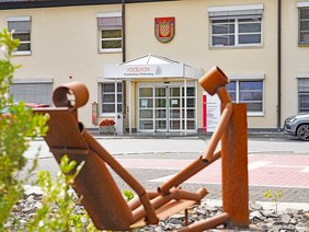 Statuetten vor dem Haupteingang des radprax Krankenhauses Plettenberg