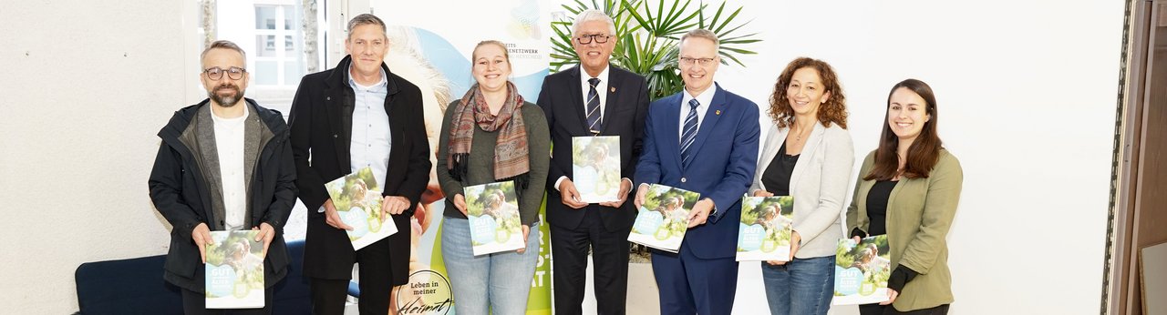 Ein Gruppenfoto aller an dem Pressetermin beteiligten Personen.