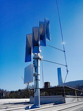 Eine neue Sirene auf dem Dach der Zeppelinschule Plettenberg.