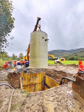 Der Pumpenschacht wird eingesetzt.