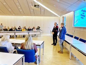 Eindrücke der Veranstaltung für Eltern von vierjährigen Kindern im Ratssaal.