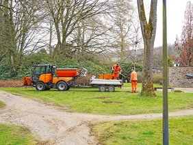 Mitarbeitende des städtischen Baubetriebshofs beim Pflanzen eines Baumes im Böhler Park.