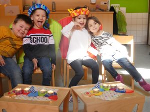 Kinder beim Geburtstag feiern