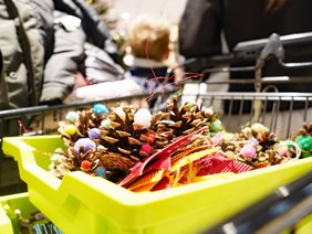 Kinder schmücken einen Weihnachtsbaum im Supermarkt.