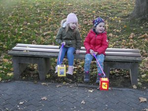 Kinder mit Laternen