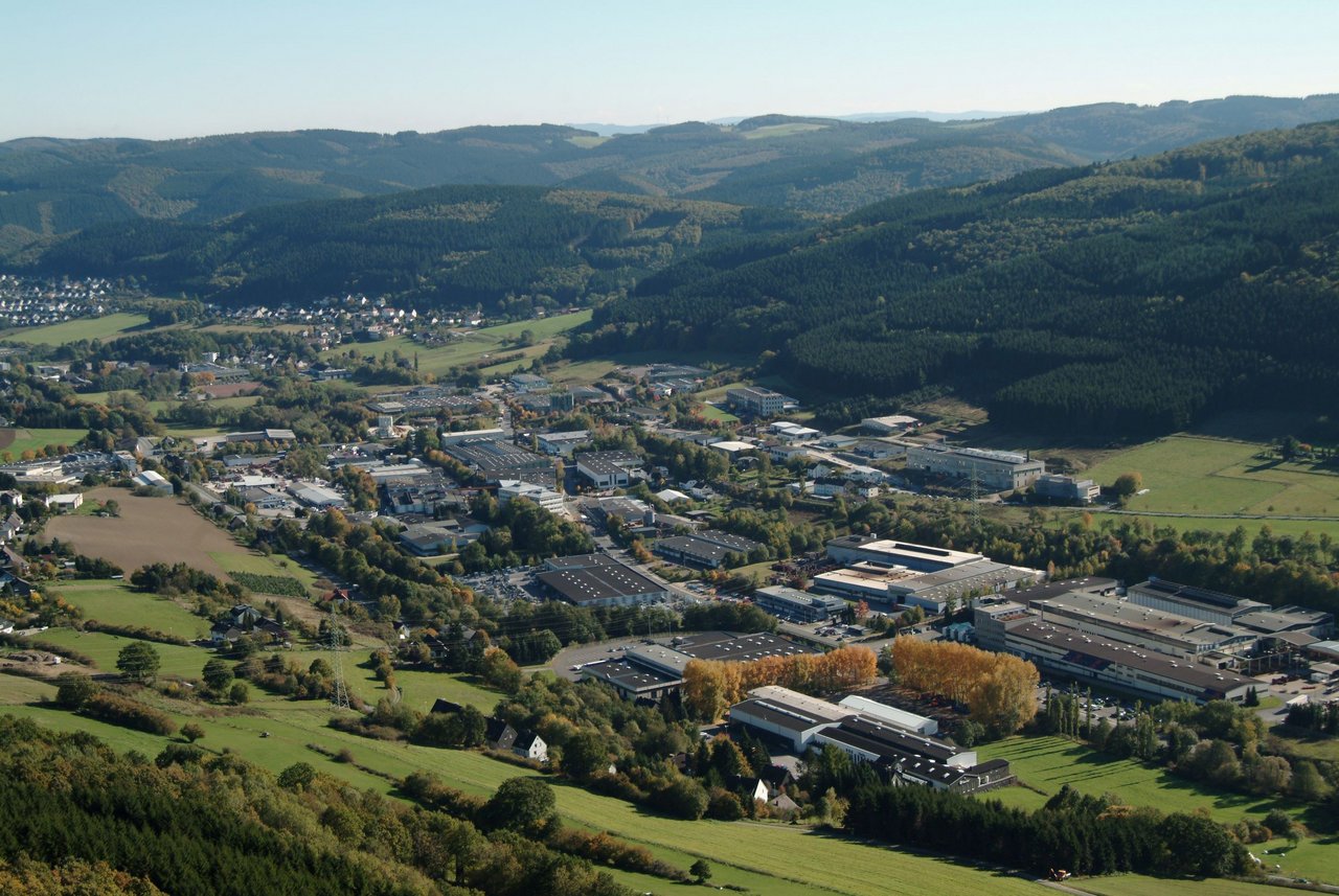 Industriegebiet Köbbinghausen, halblinks im Hintergrund Holthausen-Bruch