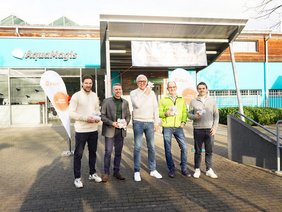 Kooperation der Stadt, der Stadtwerke und des AquaMagis, Gruppenbild aller Akteure.