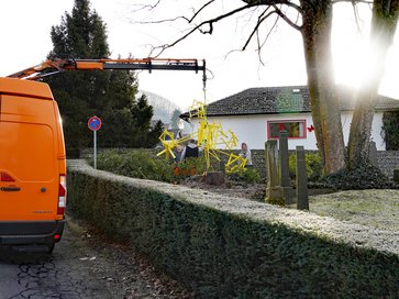 Das frisch restaurierte Kunstwerk DIASPORA wird auf dem jüdischen Friedhof Plettenberg reinstalliert.
