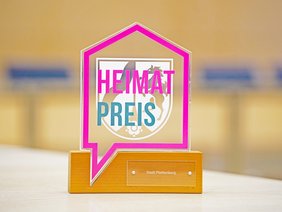 Die Trophäe des Heimat-Preises im Ratssaal der Stadt Plettenberg, auf einem Tisch.