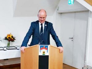 Plettenbergs Bürgermeister Ulrich Schulte hält an einem Pult stehende ein Grußwort beim Festakt in Schleusingen.