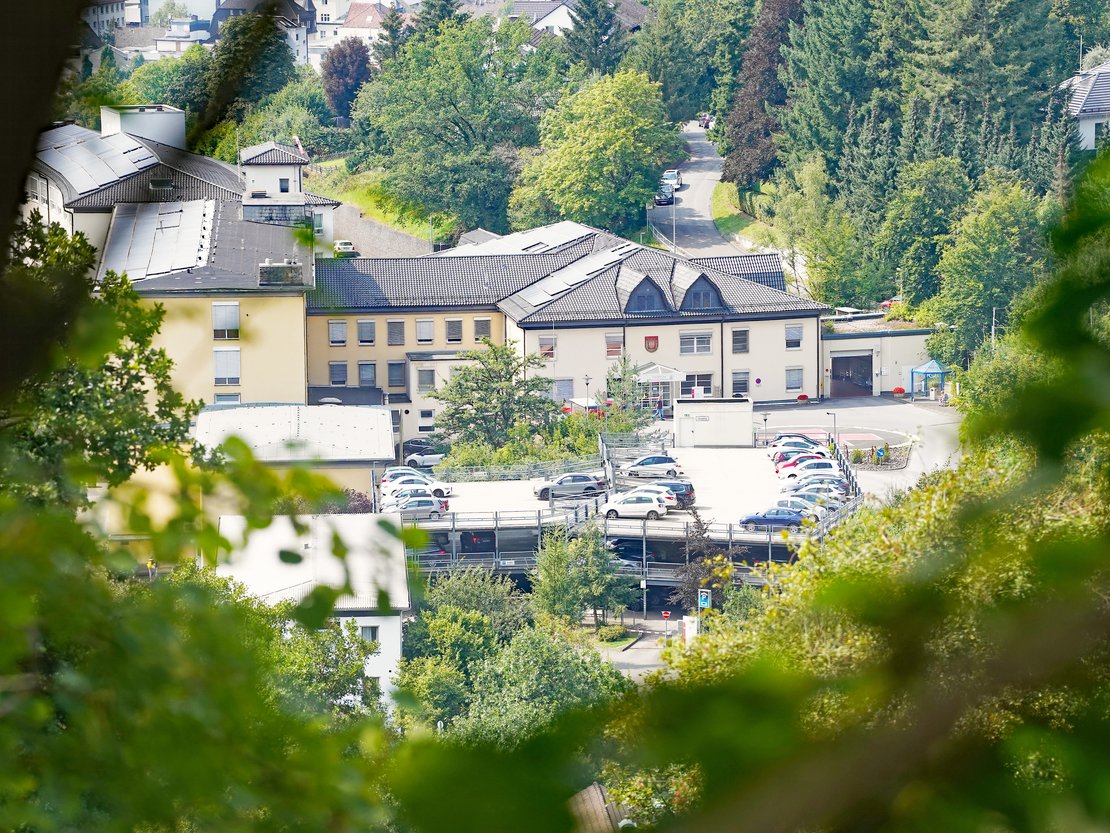 Panoramasicht auf das radprax Krankenhaus Plettenberg
