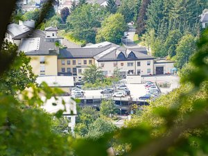Panoramasicht auf das radprax Krankenhaus Plettenberg