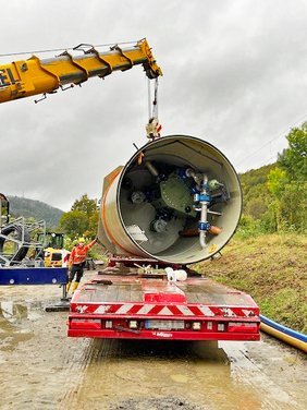 Der Pumpenschacht wird angeliefert.