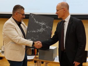 Die Vereidigung des neuen Bürgermeisters von Schleusingen, Bürgermeister Schulte überreicht das Geschenk an Alexander Brodführer.