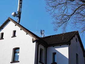 Eine neue Sirene auf dem Dach des Bürgerhauses Bremcke in Plettenberg.