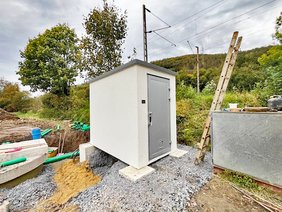 Das Pumpenhäuschen steht nun auch auf dem Schacht.