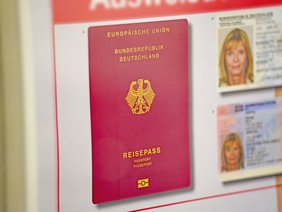 Bild eines Reisepasses auf einem Plakat.