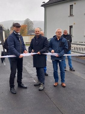 Das Band für die neue Behelfsbrücke bei der Firma Rasche wird durchschnitten.