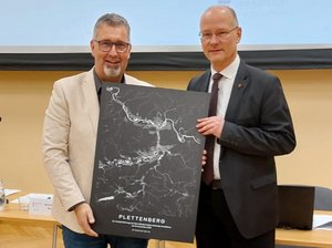 Die Vereidigung des neuen Bürgermeisters von Schleusingen, Bürgermeister Schulte überreicht das Geschenk an Alexander Brodführer.