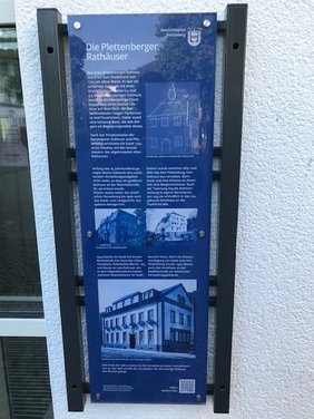 An der Tafel im Rathaus-Innenhof – sie erzählt die Geschichte der Plettenberger Rathäuser – wurde am 3. Juni 1997 der Geschichtspfad offiziell frei gegeben. 