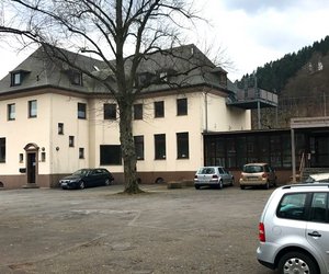 Schulhof mit Gebäude